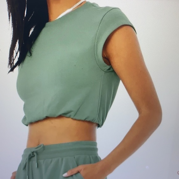 ALO Yoga Tops - NEW ALO YOGA CROPPED DREAMY SHORT SLEEVE💥
